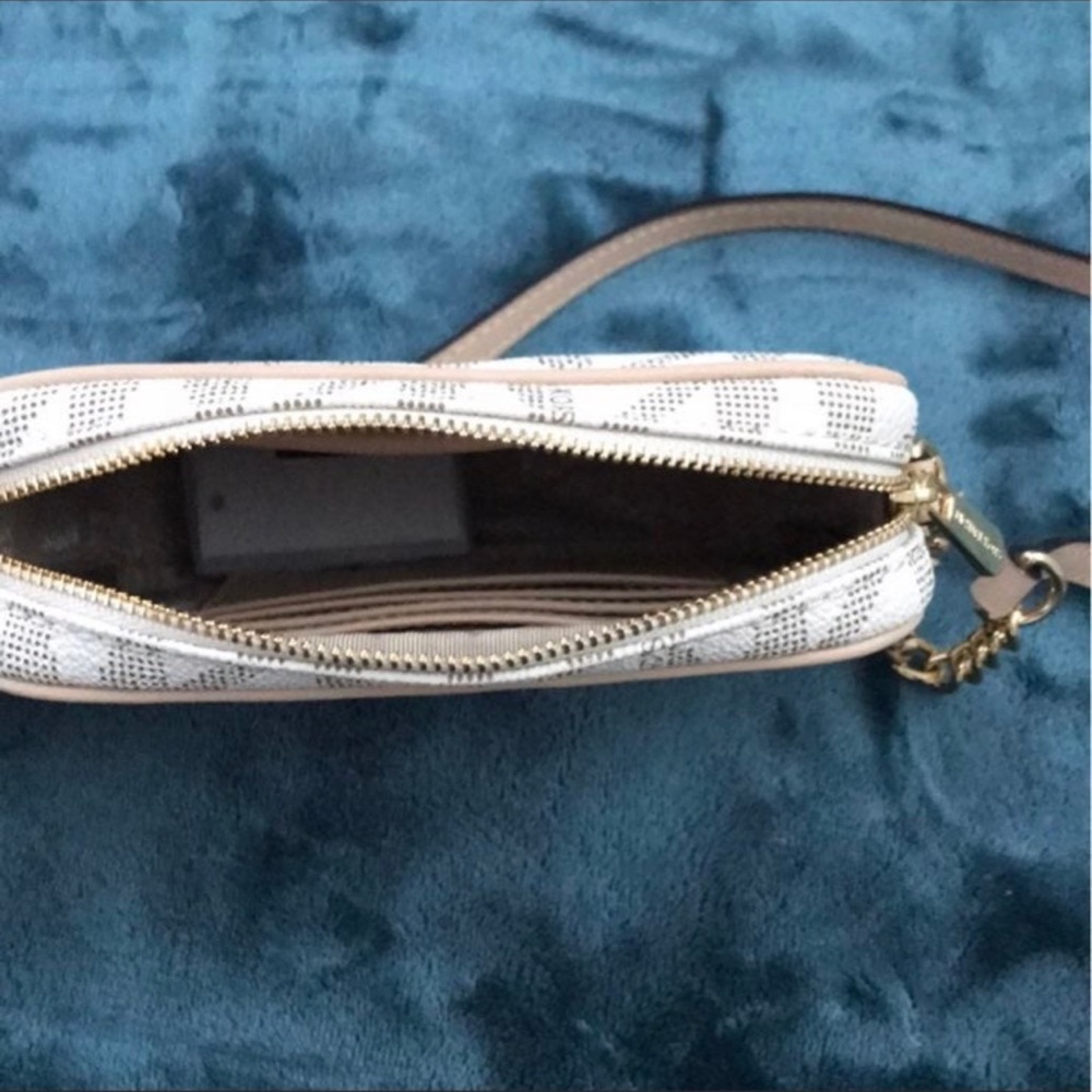 Excellent condition used only a few times. Gorgeous
crossbody! Size 5'x 6"